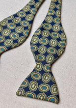 Lade das Bild in den Galerie-Viewer, Harrod's noeud papillon bleu à motif paisley en soie Made in England