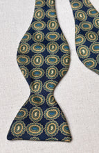 Lade das Bild in den Galerie-Viewer, Harrod's noeud papillon bleu à motif paisley en soie Made in England