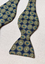 Lade das Bild in den Galerie-Viewer, Harrod's noeud papillon bleu à motif paisley en soie Made in England