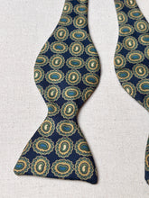 Lade das Bild in den Galerie-Viewer, Harrod's noeud papillon bleu à motif paisley en soie Made in England