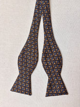 Lade das Bild in den Galerie-Viewer, Brooks Brothers noeud papillon en soie à motif d'inspiration équestre Made in USA