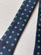 Načíst obrázek do prohlížeče Galerie, Noeud papillon vintage bleu marine à pois 100% soie Made in France