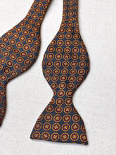 Charger l'image dans la galerie, Harrod's noeud papillon à motif géométrique en soie Made in England