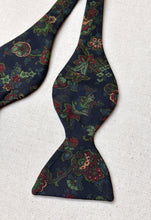 Načíst obrázek do prohlížeče Galerie, Harrod's noeud papillon marine à motif floral en soie Made in England