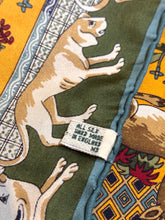 Afbeelding in Gallery-weergave laden, Holland & Holland X Drake's pochette de costume vintage en soie Made in England