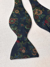 Načíst obrázek do prohlížeče Galerie, Harrod's noeud papillon marine à motif floral en soie Made in England