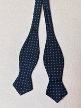 Načíst obrázek do prohlížeče Galerie, Noeud papillon vintage bleu marine à pois 100% soie Made in France