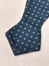 Načíst obrázek do prohlížeče Galerie, Noeud papillon vintage bleu marine à pois 100% soie Made in France