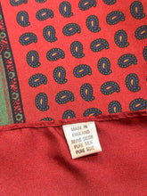 Afbeelding in Gallery-weergave laden, Pochette de costume rouge paisley vintage en soie Made in England