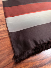Charger l'image dans la galerie, A. Sulka & Company foulard vintage en taffetas de soie