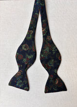 Načíst obrázek do prohlížeče Galerie, Harrod's noeud papillon marine à motif floral en soie Made in England