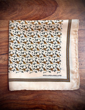 Afbeelding in Gallery-weergave laden, Holland & Holland X Drake's pochette de costume vintage en soie imprimé animalier Made in England