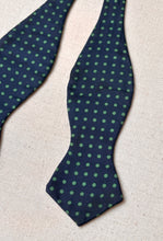 Načíst obrázek do prohlížeče Galerie, Noeud papillon vintage bleu marine à pois 100% soie Made in France
