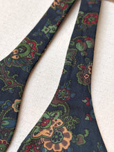 Načíst obrázek do prohlížeče Galerie, Harrod's noeud papillon marine à motif floral en soie Made in England