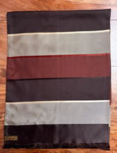 Charger l'image dans la galerie, A. Sulka & Company foulard vintage en taffetas de soie