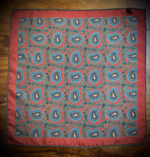 Afbeelding in Gallery-weergave laden, Pochette de costume paisley vintage en soie Made in England
