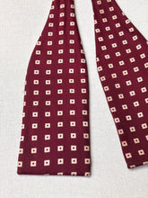 Načíst obrázek do prohlížeče Galerie, Charvet noeud papillon vintage bordeaux à motif géométrique en soie Made in France
