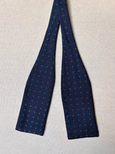 Lade das Bild in den Galerie-Viewer, Charvet noeud papillon vintage marine à pois en soie Made in France