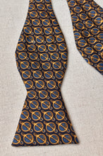 Lade das Bild in den Galerie-Viewer, Brooks Brothers noeud papillon en soie à motif d'inspiration équestre Made in USA