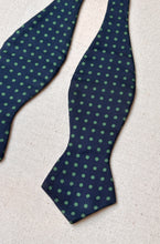 Načíst obrázek do prohlížeče Galerie, Noeud papillon vintage bleu marine à pois 100% soie Made in France