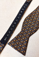 Lade das Bild in den Galerie-Viewer, Brooks Brothers noeud papillon en soie à motif d'inspiration équestre Made in USA