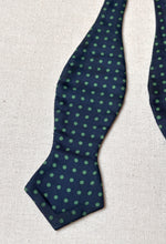Načíst obrázek do prohlížeče Galerie, Noeud papillon vintage bleu marine à pois 100% soie Made in France