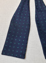 Lade das Bild in den Galerie-Viewer, Charvet noeud papillon vintage marine à pois en soie Made in France