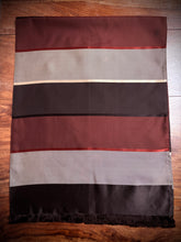 Charger l'image dans la galerie, A. Sulka & Company foulard vintage en taffetas de soie