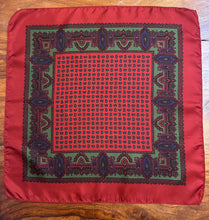 Afbeelding in Gallery-weergave laden, Pochette de costume rouge paisley vintage en soie Made in England