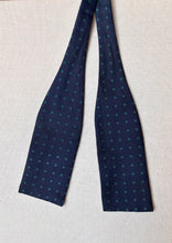 Lade das Bild in den Galerie-Viewer, Charvet noeud papillon vintage marine à pois en soie Made in France