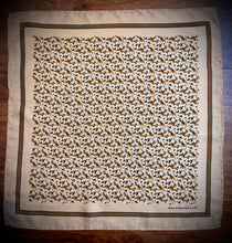 Afbeelding in Gallery-weergave laden, Holland & Holland X Drake's pochette de costume vintage en soie imprimé animalier Made in England