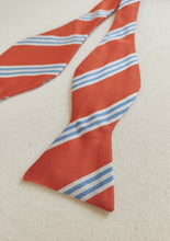 Charger l'image dans la galerie, Brooks Brothers noeud papillon club orange en soie Made in USA