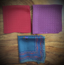 Charger l'image dans la galerie, Trio de pochettes vintage en soie Made in Italy
