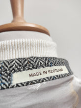 Afbeelding in Gallery-weergave laden, Harrods cape chevrons vintage en pure laine vierge Made in Scotland