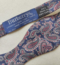 Charger l'image dans la galerie, Burberrys noeud papillon paisley vintage en soie Made in England