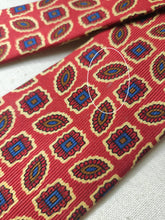 Charger l'image dans la galerie, Inès de la Fressange X Drake's cravate rouge en soie à motif géométrique Made in England
