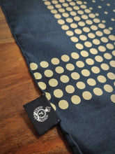 Charger l'image dans la galerie, Façonnable pochette à pois marine 100% soie Made in France