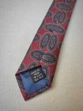 Charger l'image dans la galerie, Nowell's cravate bordeaux en soie à motif médaillons Made in USA