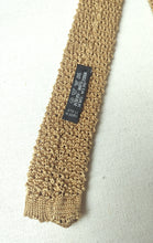Carica l'immagine nel visualizzatore di Gallery, Cravatta vintage color senape in maglia 100% seta, Made in Italy