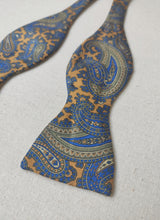 Charger l'image dans la galerie, Sir Paris nœud papillon moutarde vintage en soie à motif paisley Made in France