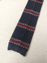Charger l'image dans la galerie, Cravate vintage rayée en tricot de soie Made in Italy