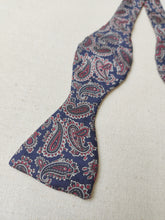 Charger l'image dans la galerie, Burberrys noeud papillon paisley vintage en soie Made in England