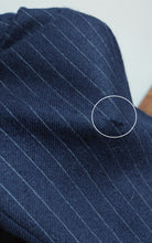 Charger l'image dans la galerie, Costume vintage bleu marine à rayures trois pièces en laine vierge S/46