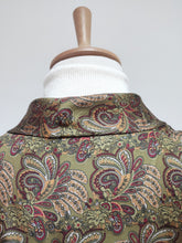 Charger l'image dans la galerie, Robe de chambre paisley vintage à col châle en pure soie Made in Italy