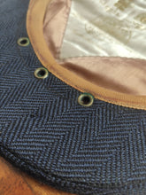 Charger l'image dans la galerie, Lock & Co Hatters London casquette marine à chevrons 100% laine 58