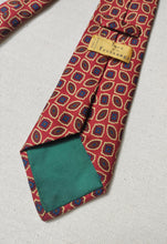 Charger l'image dans la galerie, Inès de la Fressange X Drake's cravate rouge en soie à motif géométrique Made in England