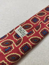 Charger l'image dans la galerie, Inès de la Fressange X Drake's cravate rouge en soie à motif géométrique Made in England