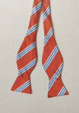 Charger l'image dans la galerie, Brooks Brothers noeud papillon club orange en soie Made in USA