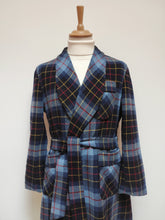 Charger l'image dans la galerie, Milton robe de chambre tartan vintage à col châle en laine 50