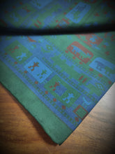 Charger l'image dans la galerie, Charles Hill pochette en soie à motif fantaisie Made in England